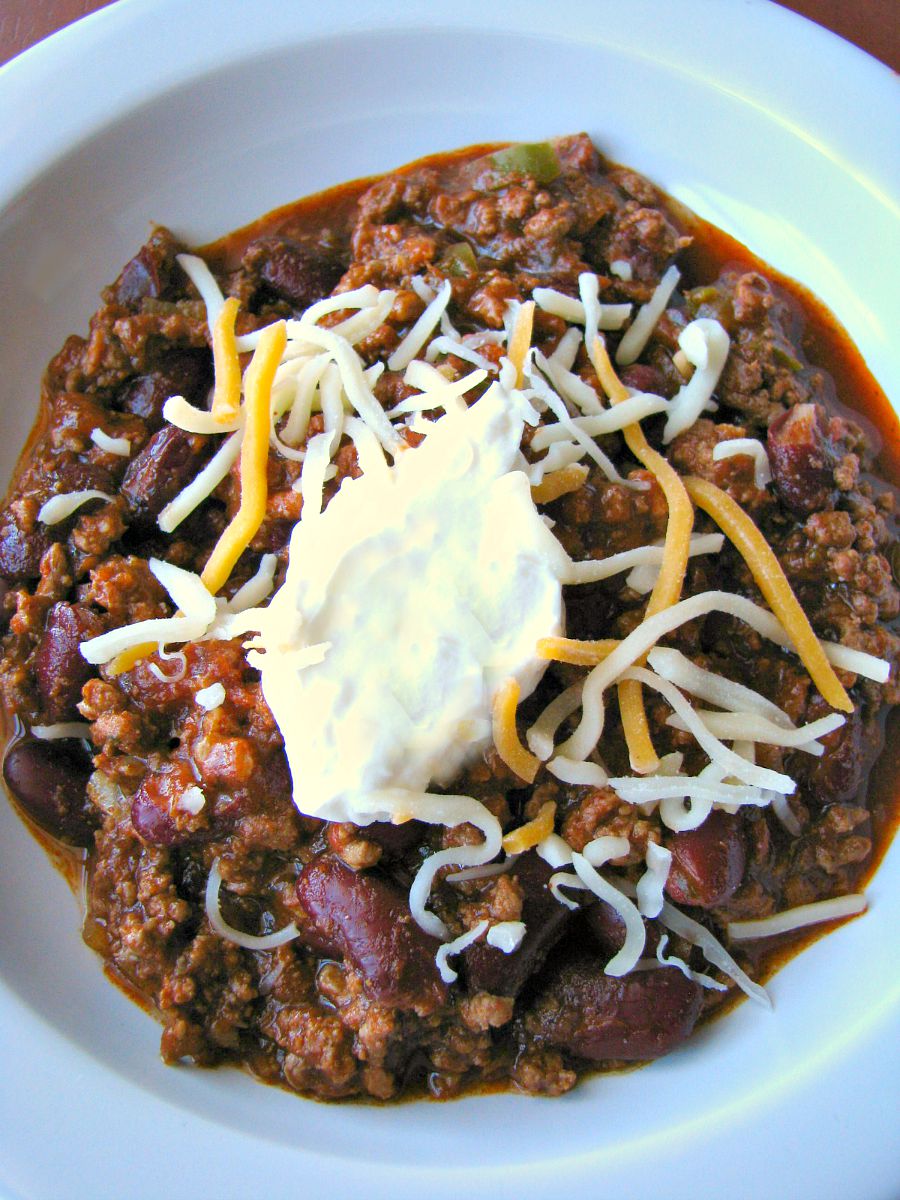 Fabulous, spicy, slow cooker ground beef chili that is perfect for game day! 