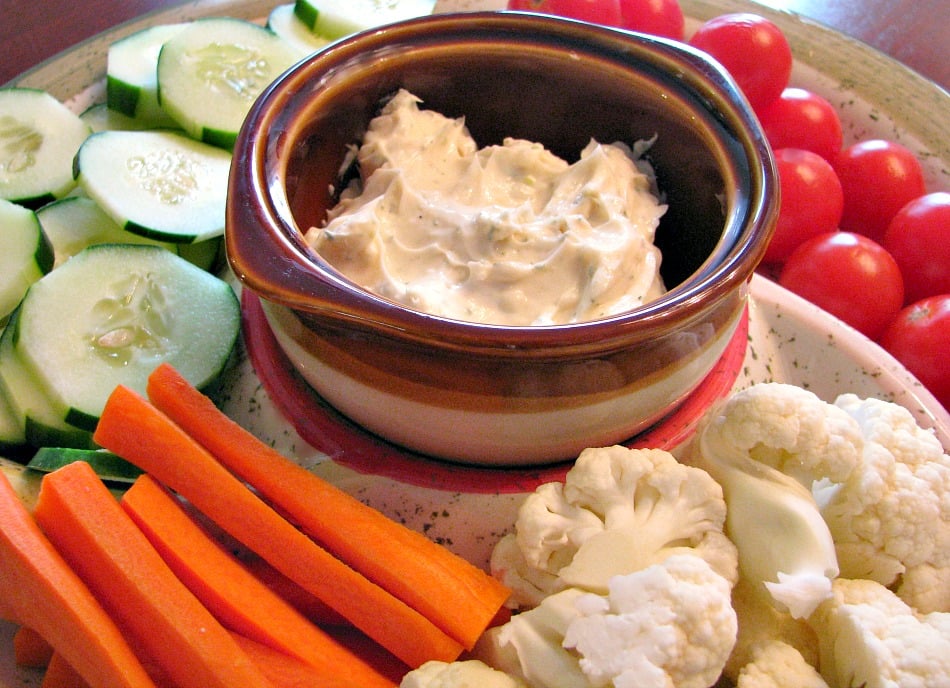 Garlicky White Cheddar and Dill Veggie Dip