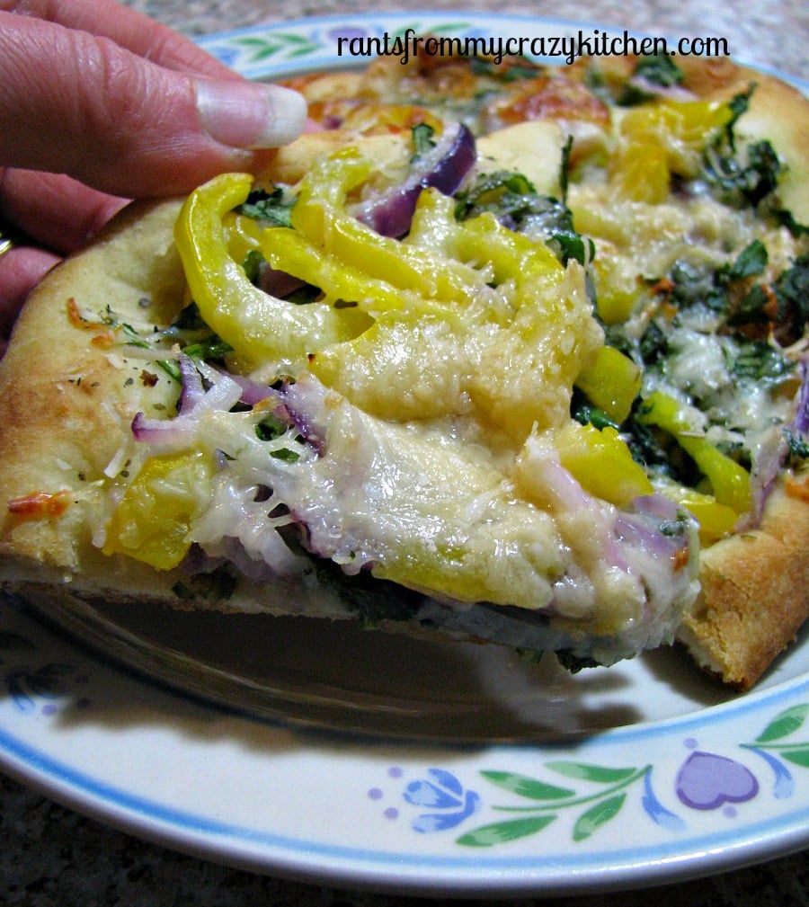 Naan Pizza with Arugula Pepper and Onion 