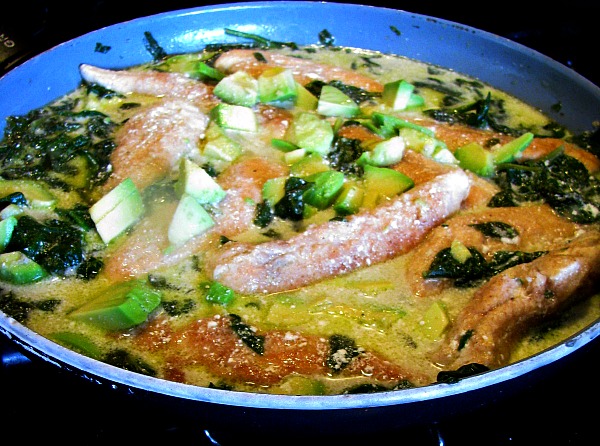 Chicken Spinach and Avocado in the Skillet 