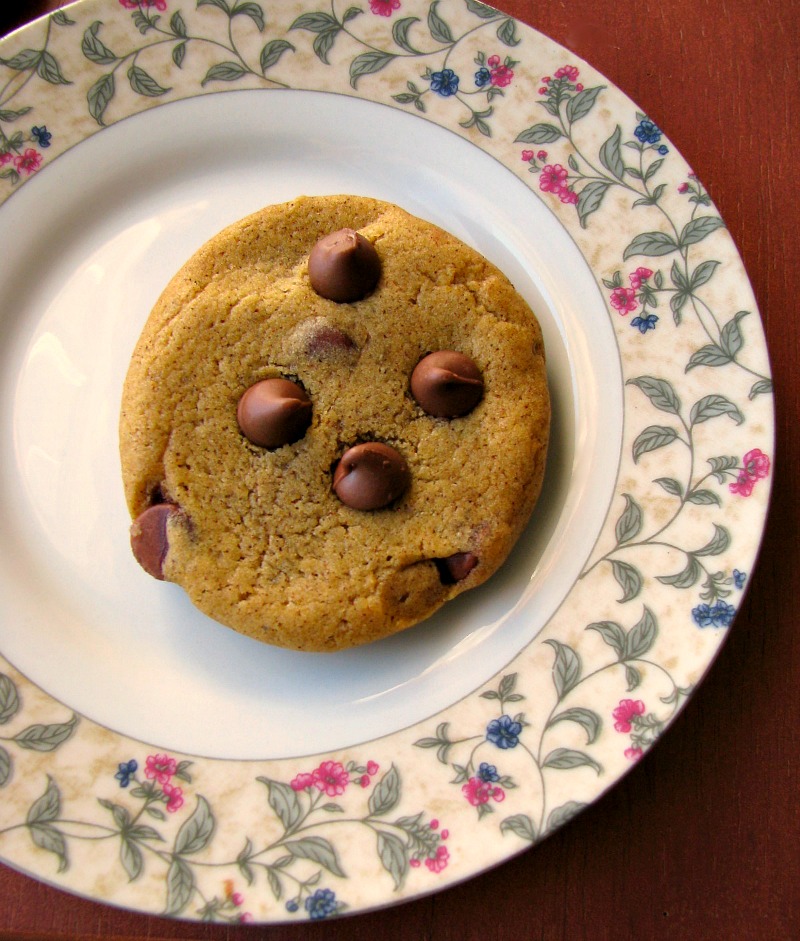 photo of a single cookie on a small flower trimmer plate