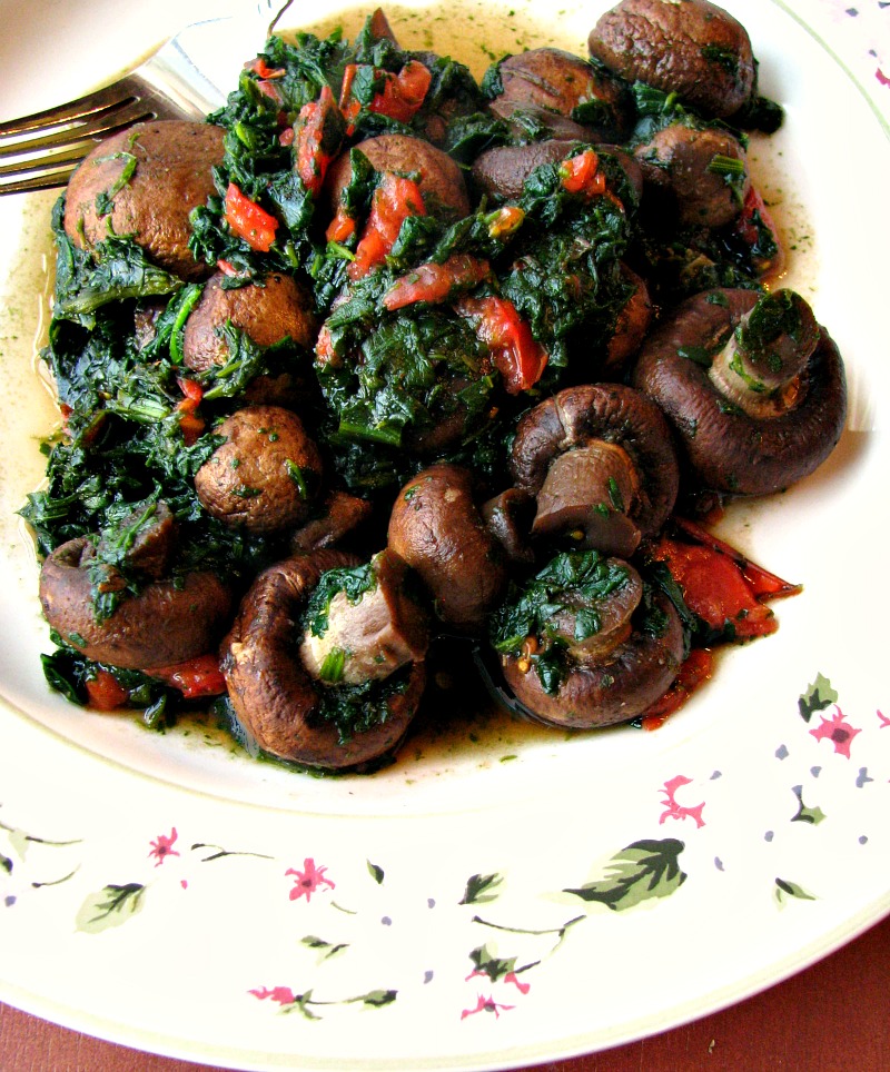 Baby portabella mushrooms, spinach, and tomatoes in a flavorful vegetable broth make up this Vegan Mushroom Florentine that is perfect as a side dish or a vegan main dish! 