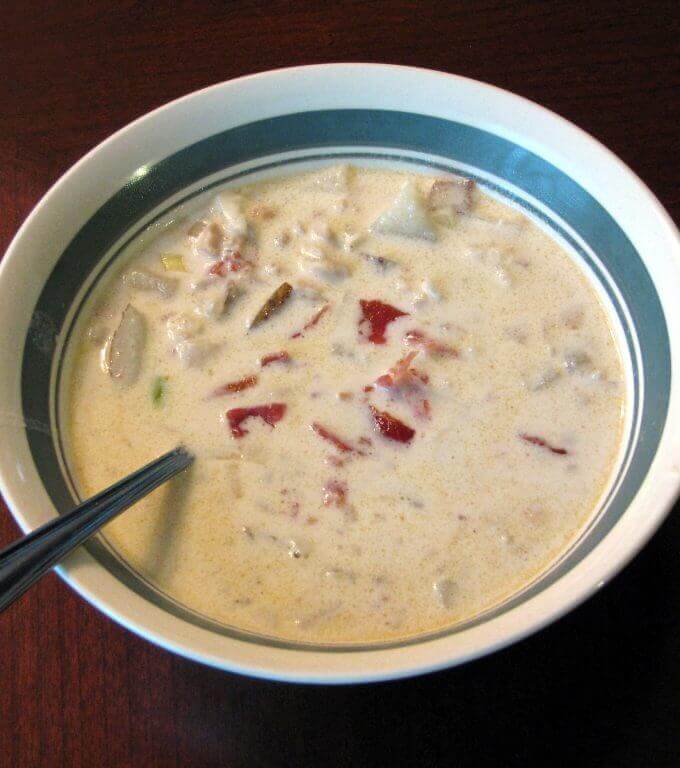 Creamy New England Clam Chowder perfect for cold nights. This classic recipe for New England Clam Chowder is simple to make and ready to eat in 35 minutes.