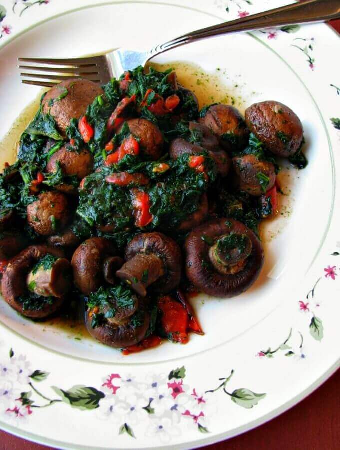 Baby portabella mushrooms, spinach, and tomatoes in a flavorful vegetable broth make up this Vegan Mushroom Florentine that is perfect as a side dish or a vegan main dish!