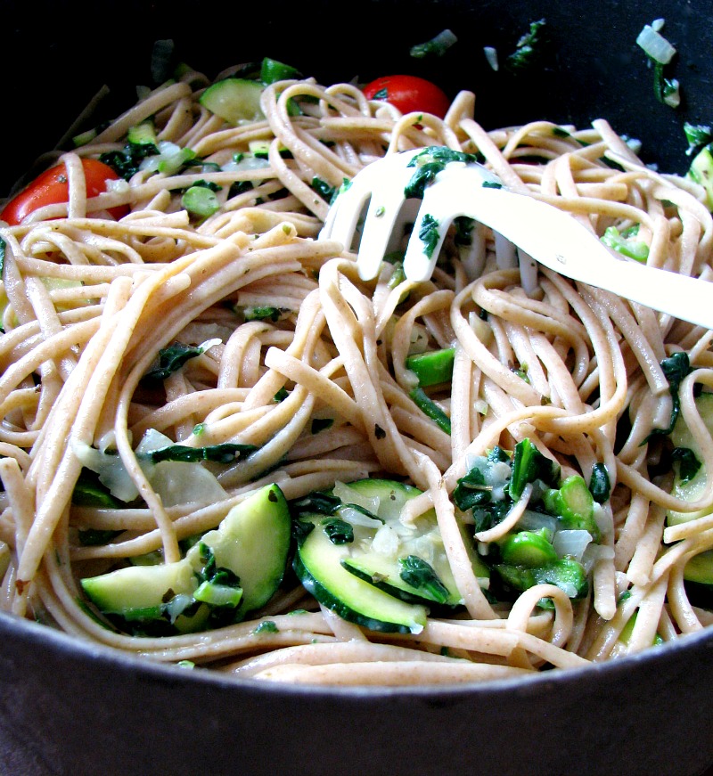Light summertime vegetable Pasta Primavera, made with zucchini, spinach, asparagus, tomatoes, onions, and garlic, is a quick and easy dinner ready in less than 30 minutes.